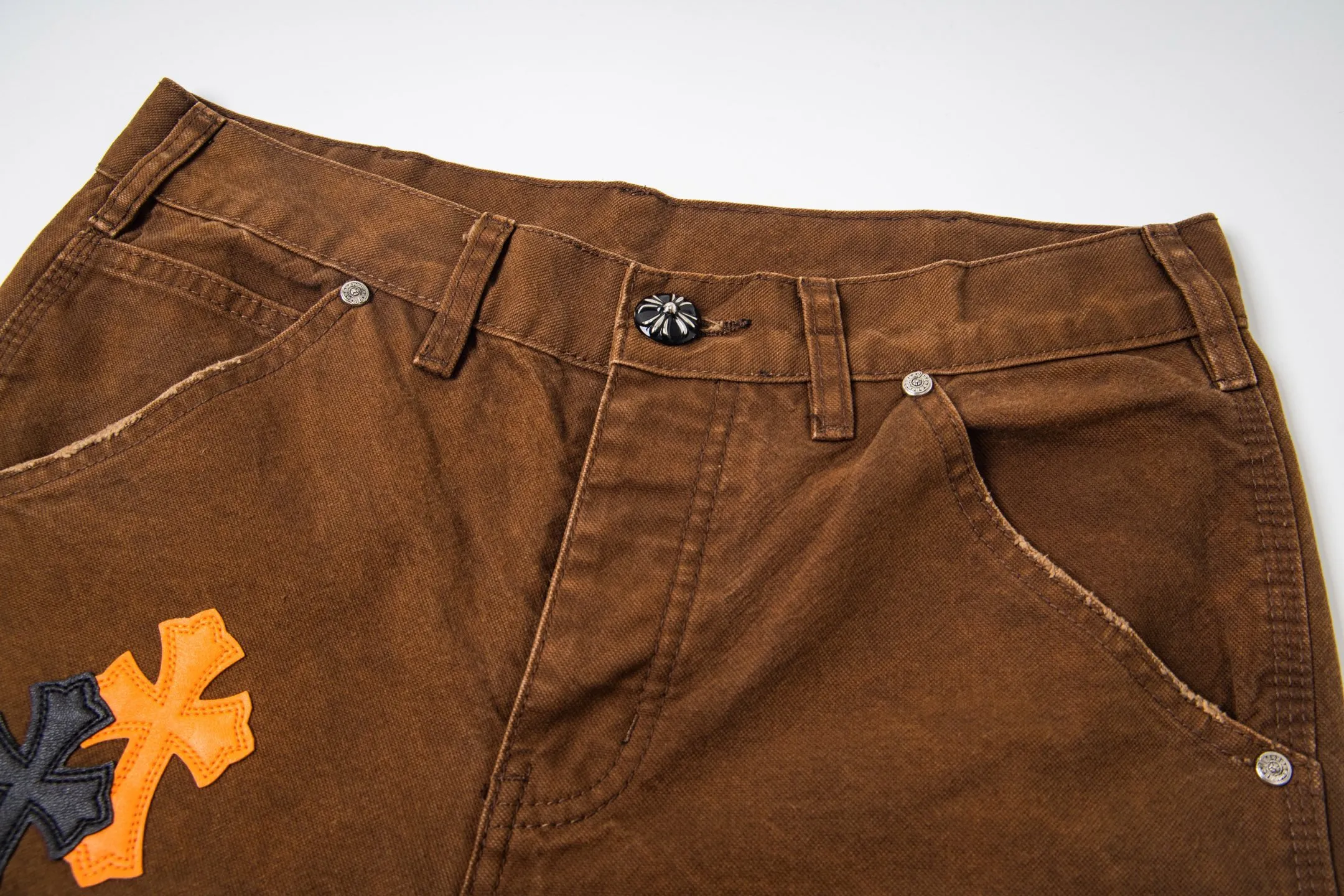 P290 Chrome Hearts Chrome Hearts Brown Logging Orange Multi-leather Jeans Multi-leather standard workwear jeans and jeans need to be washed and then disassembled and hand-stitched with sheepskin cross leather and then spliced to complete. The whole process is too complicated to describe. About Chrome Hearts This is an extremely luxurious fashion brand that can also be called the nobility of the high street. It has always been an exclusive brand for some hipsters or the second generation of rich people. Compared with ordinary high streets, it is more luxurious and noble. Compared with luxury brands, it is more fashionable and individual. It has always been a brand that I have a special liking for. Style number: 1787# Color: Brown Size: 28 30 32 34 36